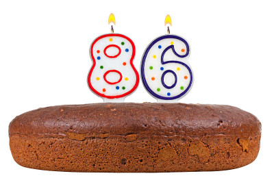 生日蛋糕与蜡烛数86孤立在白色