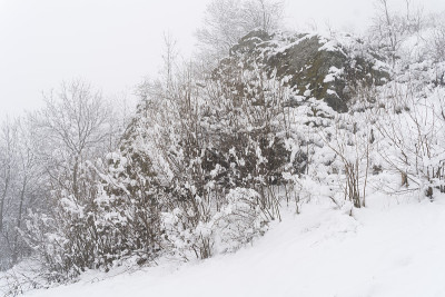 冬季山区的雪景。
