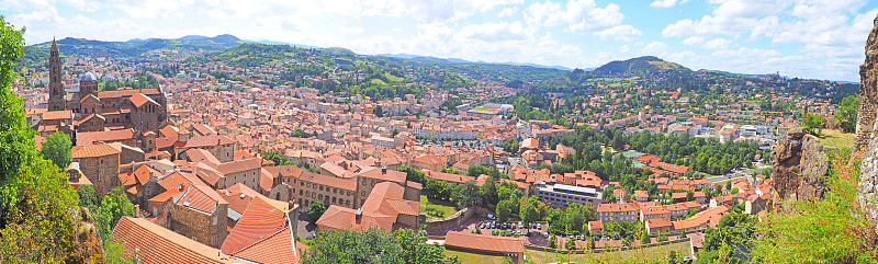 从法国圣母院的岩石上俯瞰Le Puy en Velay城的壮丽全景。