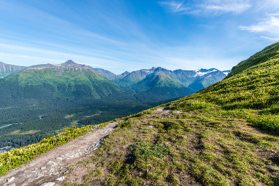 沿着阿拉斯加基奈半岛的山脊徒步旅行