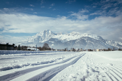 奥地利越野滑雪:斜坡，新鲜的白色粉末雪和山脉