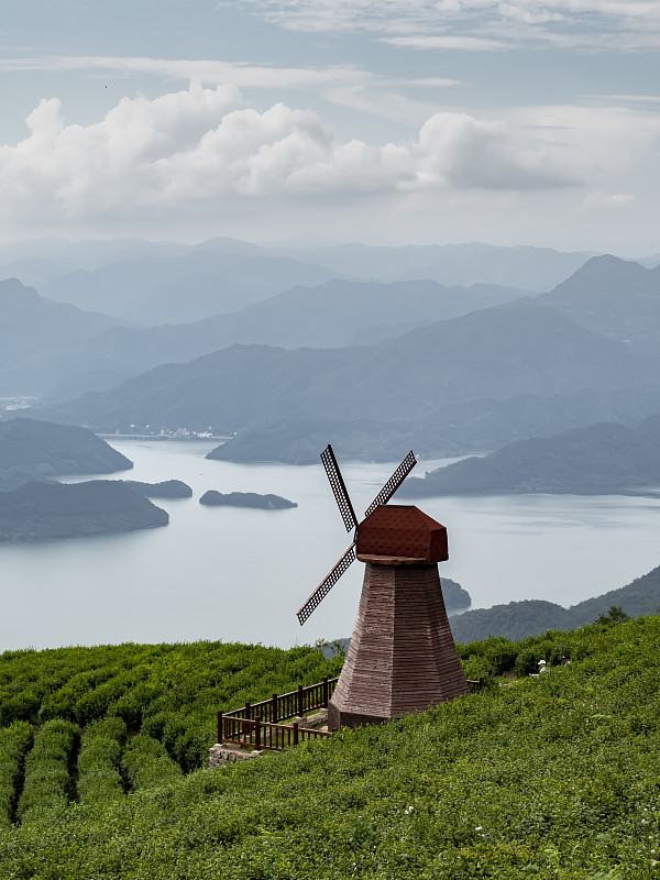 中国杭州，一座高山茶园中的风车