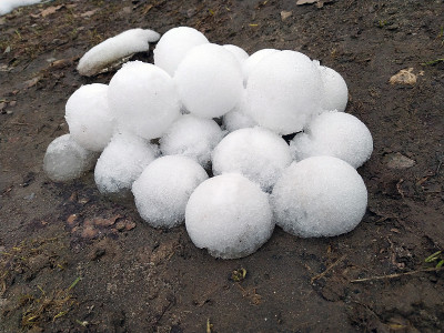 地上有一堆雪球