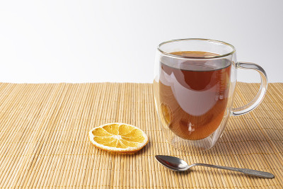 桌上放着红茶的热杯