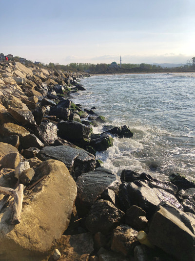 土耳其萨卡雅的海浪和岩石的地方(悬崖)。