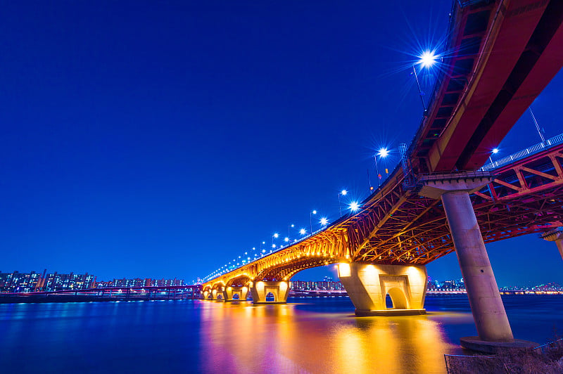 首尔的星秀大桥夜景