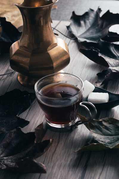 这是一杯热茶的特写镜头，上面有糖块