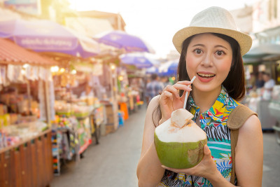手持椰子水的女旅行者