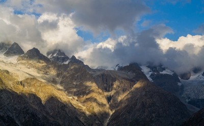 白雪覆盖的高山、高山草甸和当地的山区居民点