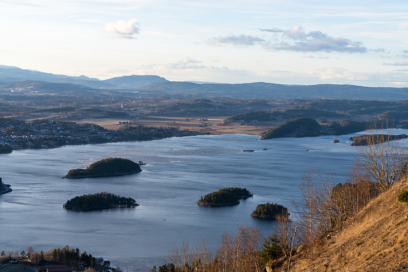 Steinsfjorden，挪威的一个分支Tyrifjorden湖位于巴斯克鲁德。Kongens U