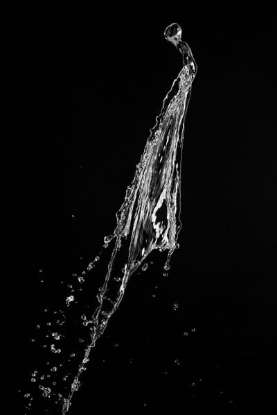 水飞溅在黑色背景上