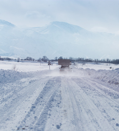 汽车在雪地上行驶