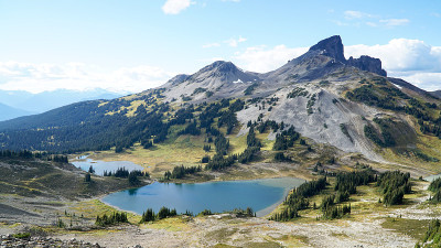高山和高山湖泊景观在一个阳光明媚的日子在加里波第湖全景岭与黑塔斯克峰在不列颠哥伦比亚省，加拿大。