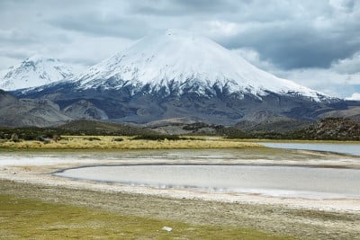 白雪覆盖的帕里纳科塔火山