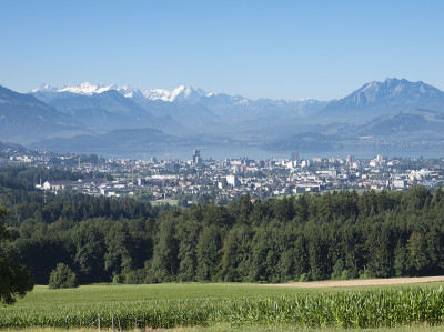 瑞士楚格市，有楚格湖和山的全景