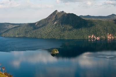 宁静的湖显示山