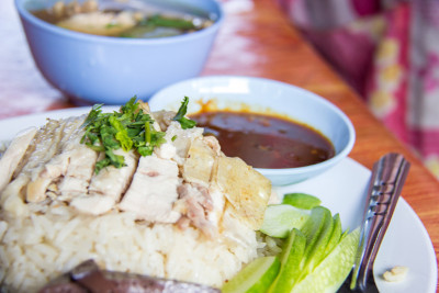 米饭配鸡汤
