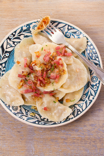饺子馅:卷心菜和胡萝卜，配培根和洋葱。Varenyky, vareniki, pierogi, py
