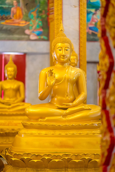 泰国一座佛教寺庙里的金色坐佛。