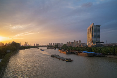 中国苏州繁忙的古运河和城市交通