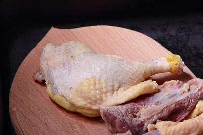 生鸭肉放在木板上，再煮给厨师吃