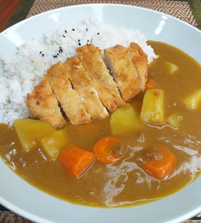 日本食物-鸡肉加日式蔬菜咖喱饭