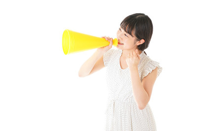 年轻女子对着扩音器大喊大叫