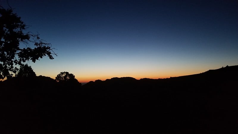 沙漠山日落景观