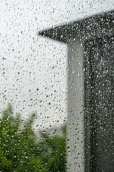 清晨的雨，水滴落在窗玻璃的背景上，复制空间