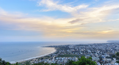 Vizag城市和海滩的全景从Kailasagiri山