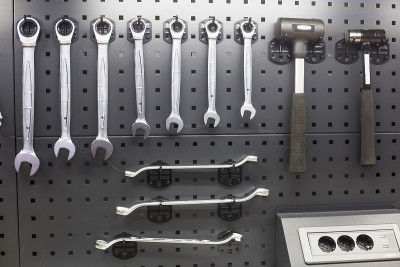 扳手,钳子。不同的施工工具隔离