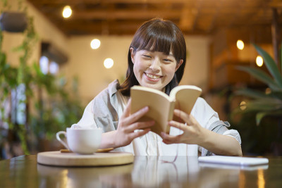 一个正在读书的年轻女子