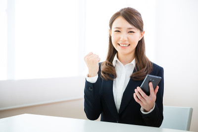 拿着智能手机的日本女商人