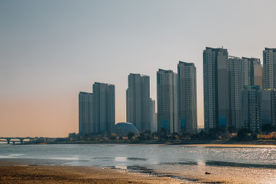 韩国仁川苍莱港附近的公寓和大海，日落的天空