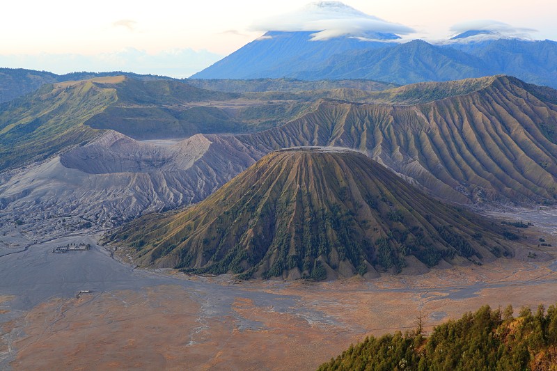 印尼爪哇，日出时的布罗莫火山