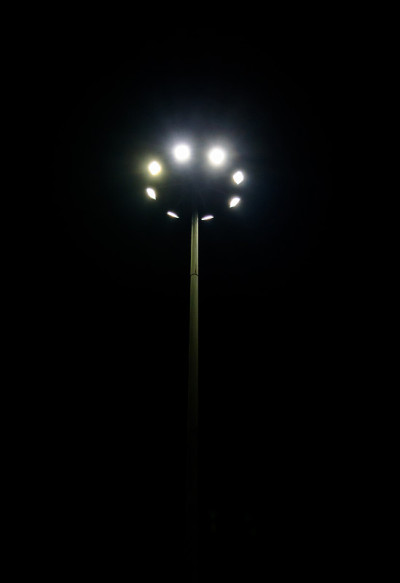 高桅灯杆，夜景
