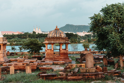 印度古吉拉特邦Bhuj的Bhujiyo山和Swaminarayan寺庙背景的古老历史地点Chhata