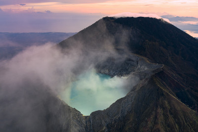 令人惊叹的日出在伊真火山与美丽的绿松石色酸性火山口湖。