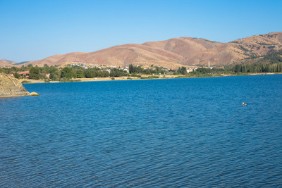 以拉齐格的哈扎尔湖(Elazığ)是该地区最重要的自然资产之一。