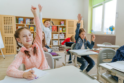 小学生在教室里学习