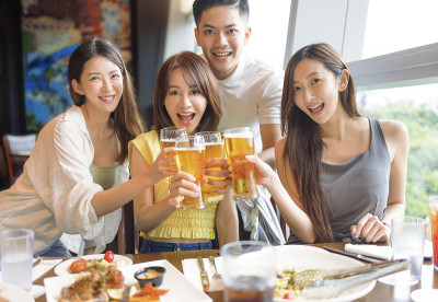 快乐的年轻朋友在餐厅享受食物和啤酒