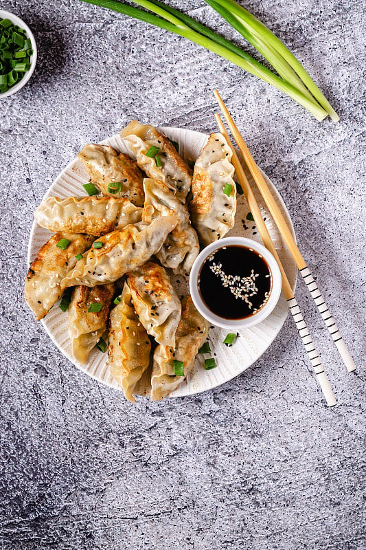 煎饺，用酱油和筷子，俯视图