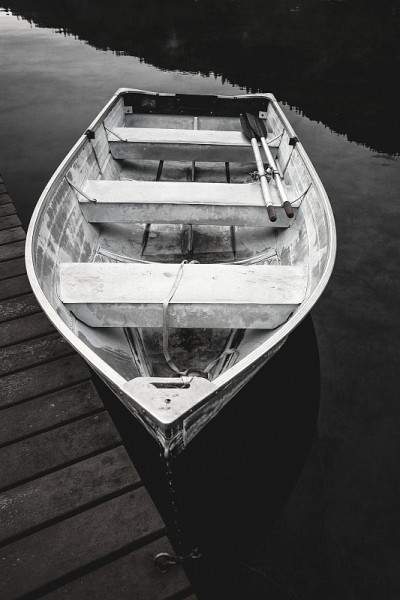 码头划艇的B&W。