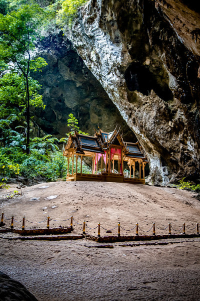 泰国帕拉雅·那空洞，Khua Kharuehat亭庙，位于泰国巴育普·基里汗Khao Sam Roi