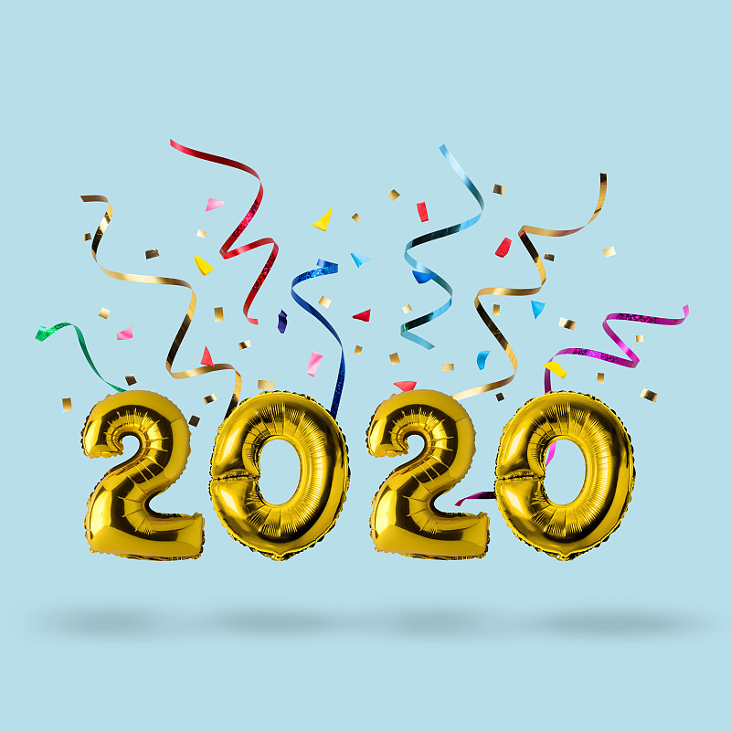 标志2020由金色气球和彩色飘带组成。最小的圣诞节或新年概念。