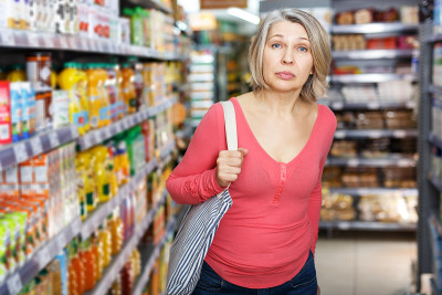参观超市食品部的妇女