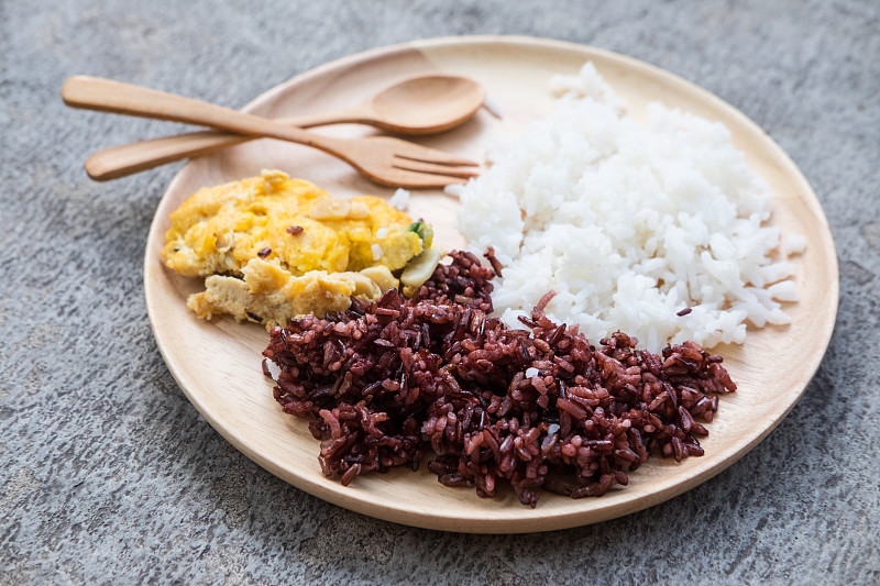 泰国米莓饭和泰国茉莉饭配煎蛋卷