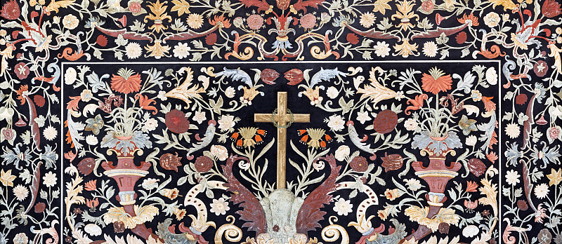帕尔玛-石头花卉马赛克(Pietra Dura)与十字架在教堂Chiesa di Santa Cri
