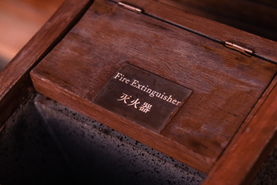 带灭火器的木箱。消防安全概念