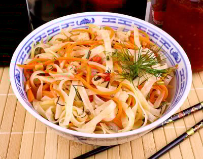 亚洲米粉，鸡肉和酱汁
